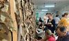 У Палаці мистецтв плетуть найдовшу маскувальну сітку в Україні