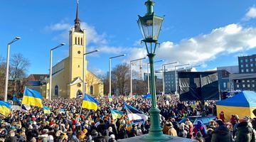 Багатотисячний мітинг у Таллінні на підтримку України, яка протистоїть російській агресії. Фото Twitter.